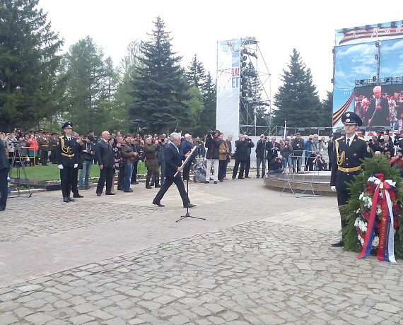 Омские социал-патриоты возложили гирлянду к Вечному огню