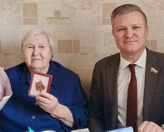 Владимир Сухарев вручил труженикам тыла юбилейные медали