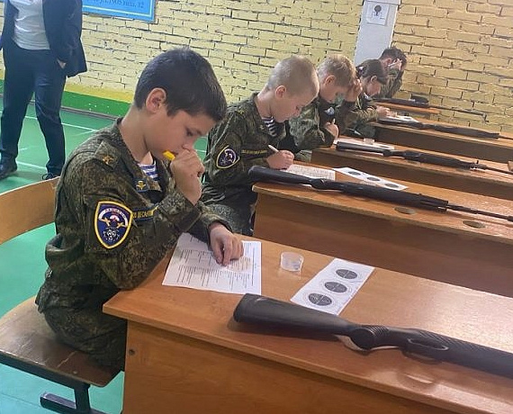 Школьники поблагодарили Вячеслава Илюхина за помощь в подготовке и участии в военно-спортивных соревнованиях