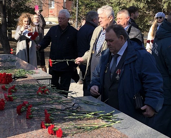 Новосибирские партийцы почтили память героев-чернобыльцев
