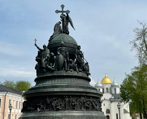 Алексей Журавлев с соратниками возложили цветы к Вечному огню в Новгородском Кремле