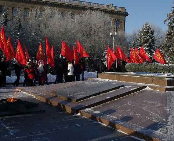 Родинцы возложили цветы на Мамаевом Кургане