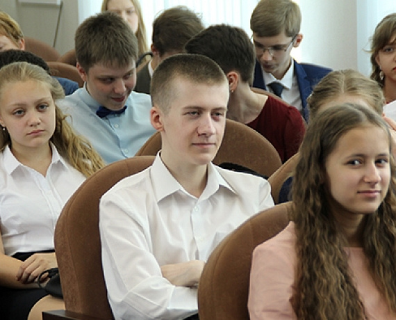 Вячеслав Илюхин поздравил выпускников-девятиклассников