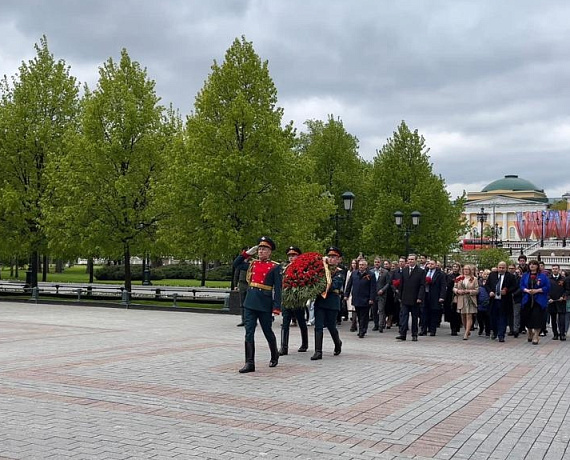Соратники партии "РОДИНА" возложили венки и цветы к Могиле Неизвестного Солдата