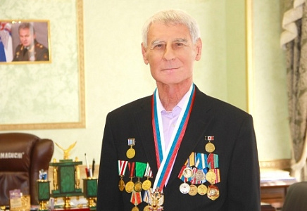 ПРЕДСЕДАТЕЛЬ РЕГОТДЕЛЕНИЯ "РОДИНЫ" В УДМУРТИИ ВИКТОР УЛАНОВ ПОЗДРАВИЛ ВЫПУСКНИКОВ С ПОСЛЕДНИМ ЗВОНКОМ