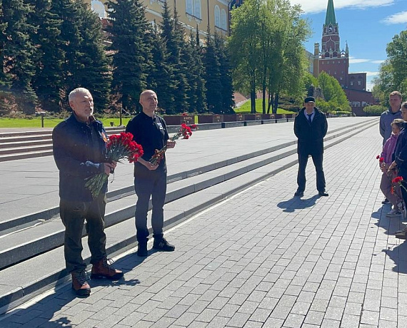 Журавлев вместе с юными спортсменами возложил цветы к Вечному огню