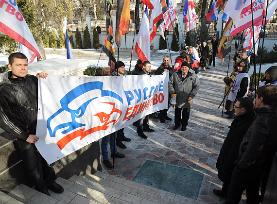 Возложение цветов к Долгоруковскому обелиску и митинг у памятника воинам-освободителям Симферополя, 4 февраля 2014 г.