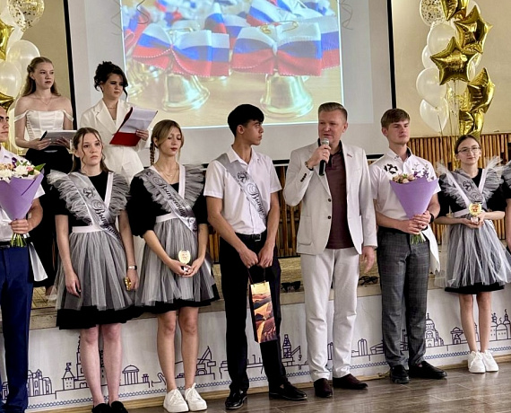 ВЫПУСКНАЯ ЛИНЕЙКА «ПОСЛЕДНИЙ ЗВОНОК»  С УЧАСТИЕМ ВЛАДИМИРА СУХАРЕВА