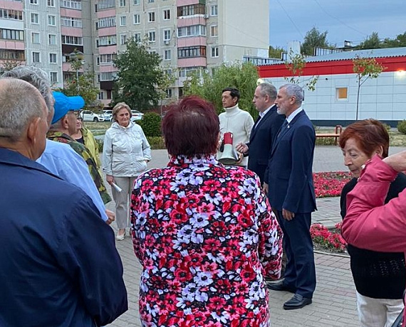Журавлев и Косенков провели уличную встречу с избирателями в Тамбове