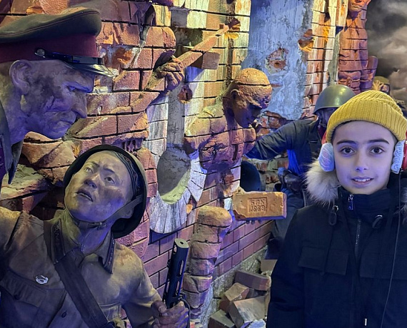 Салим Штымов со своим сыном посетили передвижной музей "Поезд Победы"