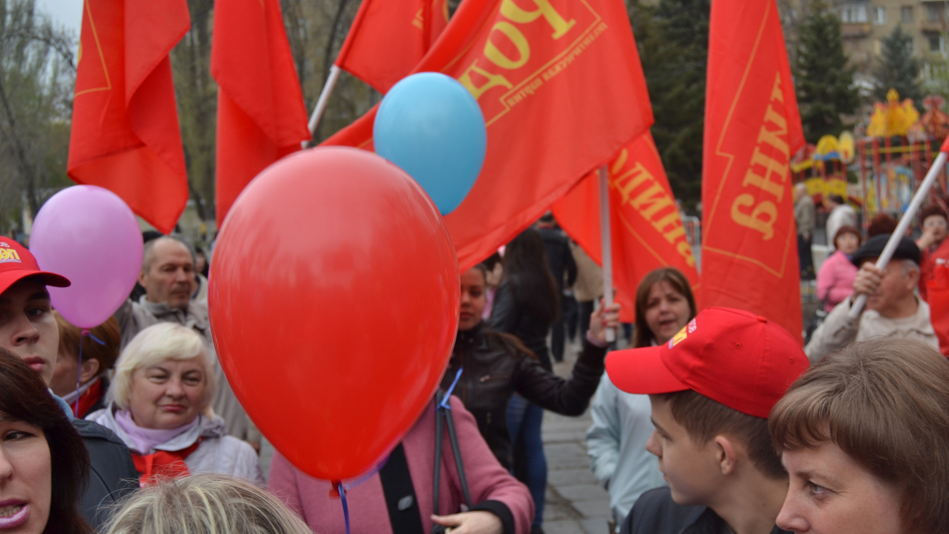 Члены саратовской "РОДИНЫ" приняли участие в праздничном шествии