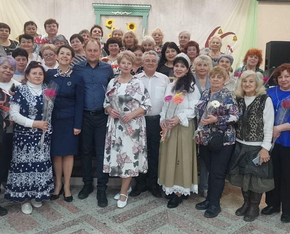 Воронежские депутаты поздравили из "Ретро-клуба 60+" с Днём матери