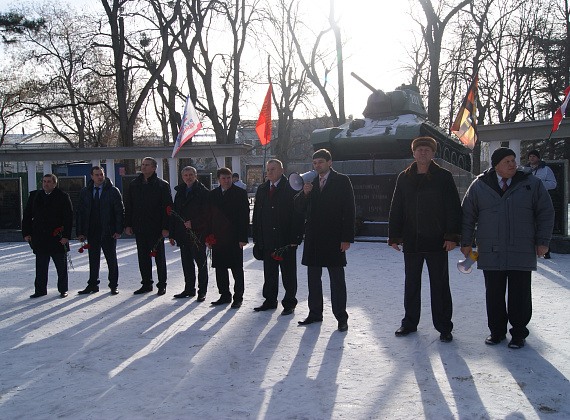 Возложение цветов к Долгоруковскому обелиску и митинг у памятника воинам-освободителям Симферополя, 4 февраля 2014 г.