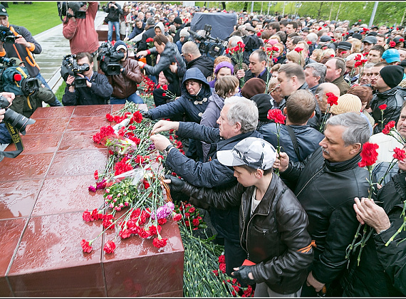 "РОДИНА" в Александровском саду почтила память погибших в Одессе, 5 мая 2014 г. (галерея 1)