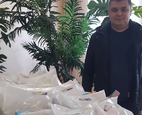 В Семилукском районе Воронежской области соратники раздали продуктовые наборы многодетным и малоимущим семьям