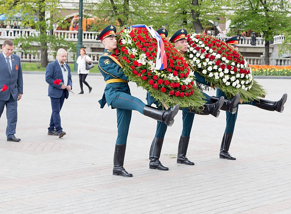 Представители "РОДИНЫ" возложили венки и цветы к могиле Неизвестного солдата, 06.05.2016