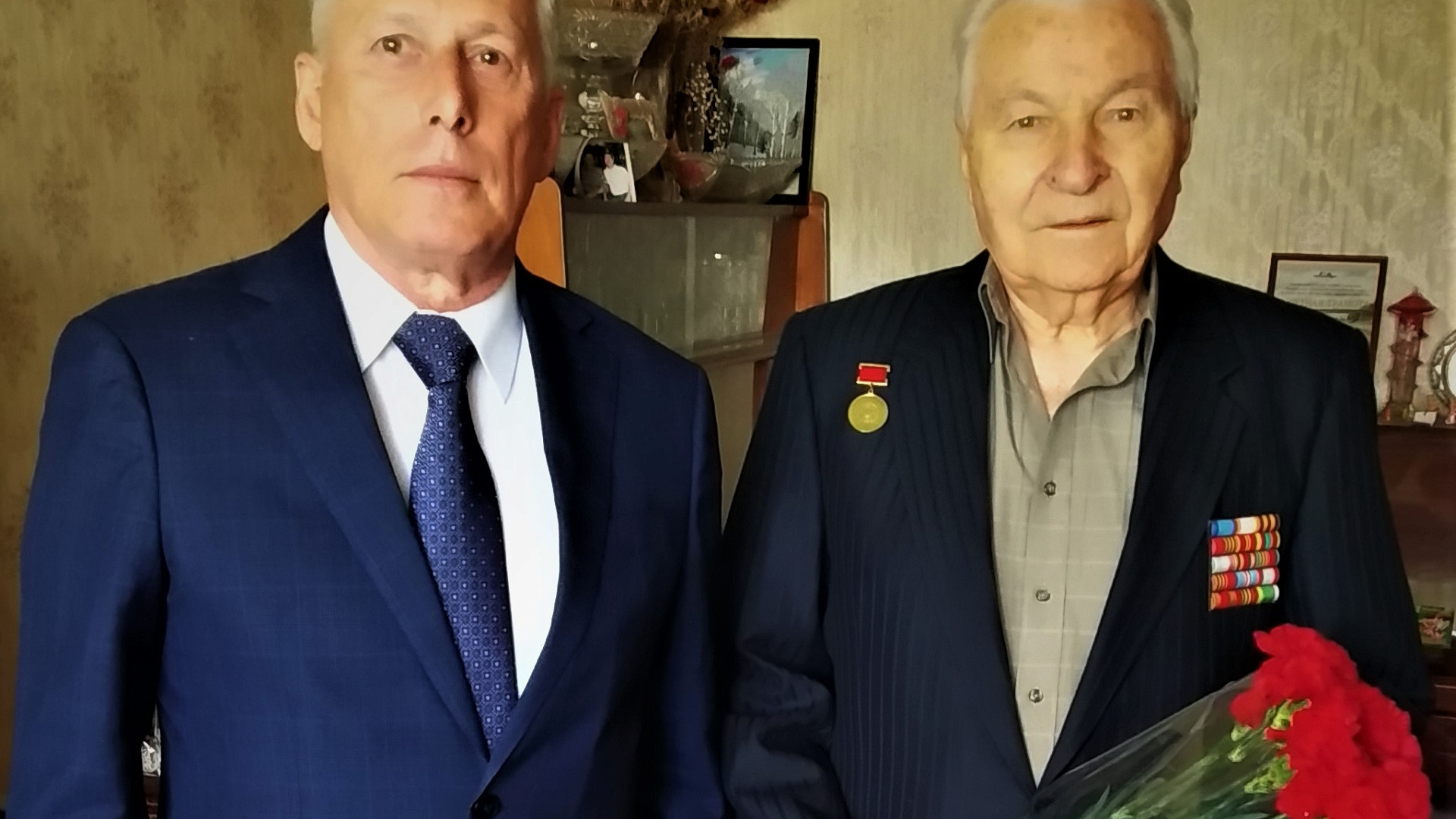 Председатель Саратовской "РОДИНЫ" Сергей Демин поздравил ветеранов с праздником