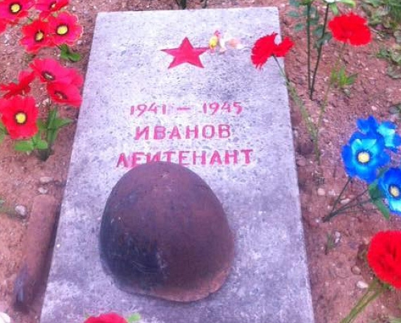 Великолукские партийцы возложили памятные венки к местам братских захоронений советских солдат