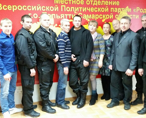 Тольяттинским патриотам вручили партбилеты