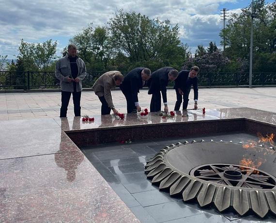 Делегация "РОДИНЫ" возложила цветы к Вечному огню в Ульяновске