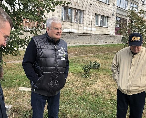 Граждане поблагодарили Вячеслава Илюхина за помощь в приведении в порядок их улицы