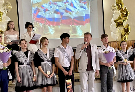 ВЫПУСКНАЯ ЛИНЕЙКА «ПОСЛЕДНИЙ ЗВОНОК»  С УЧАСТИЕМ ВЛАДИМИРА СУХАРЕВА