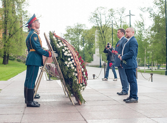 Представители "РОДИНЫ" возложили венки и цветы к могиле Неизвестного солдата, 06.05.2016