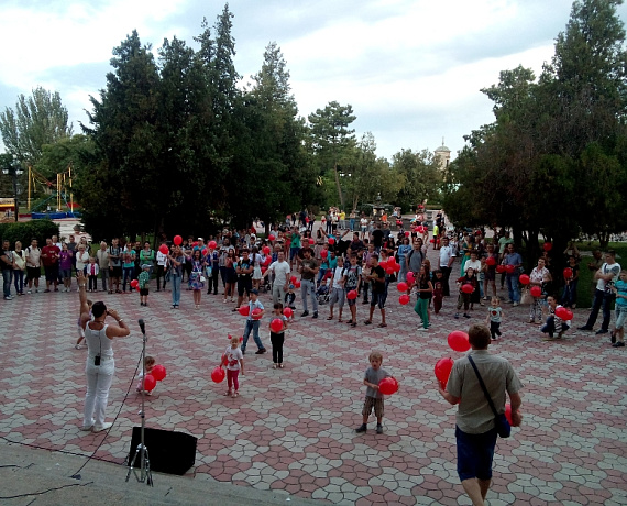 Патриоты организовали праздник в День молодёжи в Керчи