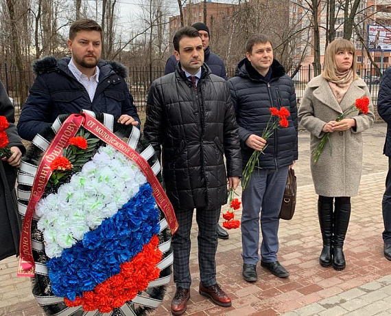 Делегация воронежской "РОДИНЫ" и общественники возложили цветы к памятнику Роману Филипову