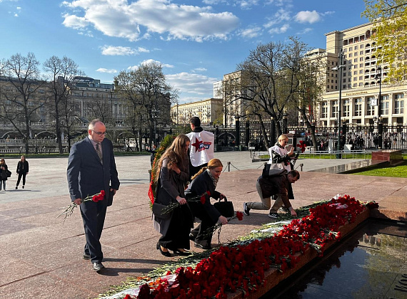 Соратники партии "РОДИНА" возложили венки и цветы к Могиле Неизвестного Солдата, 06.05.2022