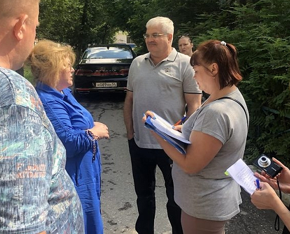 Вячеслав Илюхин принял участие в рейде рабочей группы, которая проверила качество работ во дворах