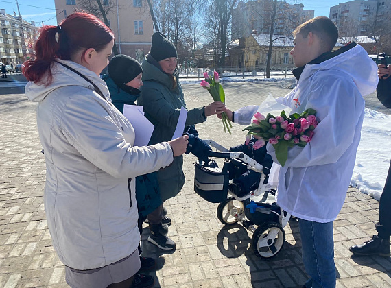 В преддверии 8 Марта Алексей Журавлев подарил цветы жительницам Тамбова
