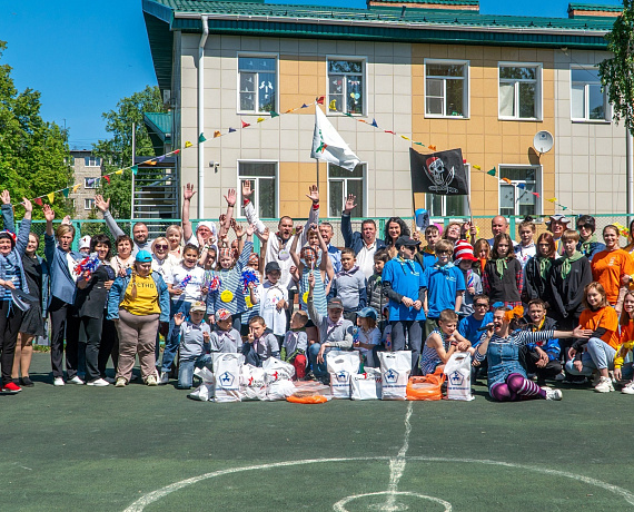 Челябинские соратники приехали в центр соцзащиты "Семья", чтобы поздравить с Днем защиты детей