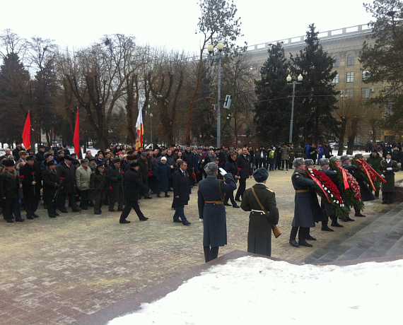 Соратники возложили цветы к Вечному огню в Волгограде