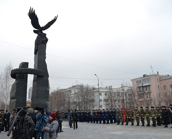 Челябинские активисты возложили цветы к памятнику "Доблестным сынам Отечества"
