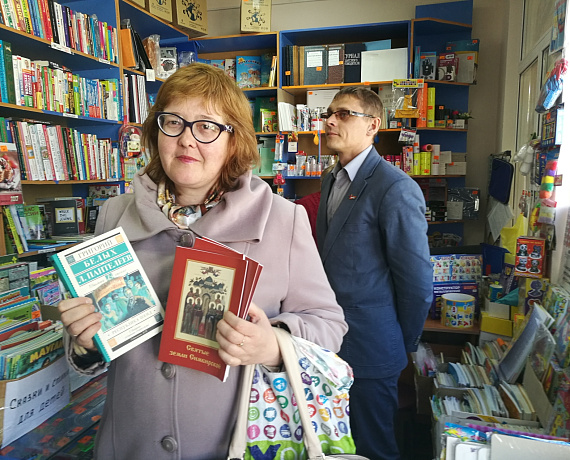 Волонтеры "РОДИНЫ" раздали книги в Новоульяновске