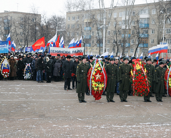 23 февраля пензенские родинцы возложили цветы и венки к памятнику Победы