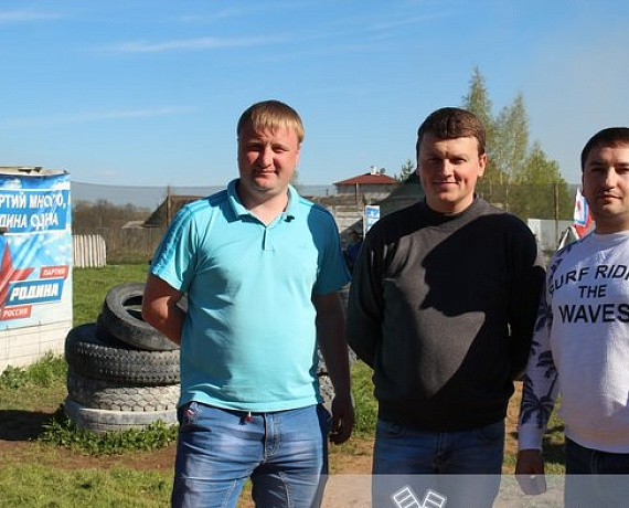 Псковские партийцы организовали спортивный праздник для детей и их родителей