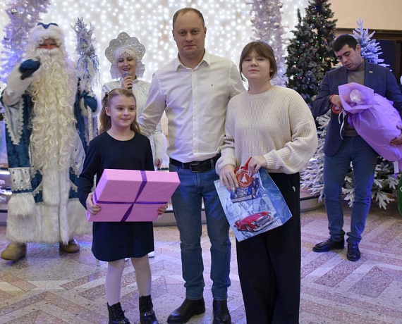 Воронежские депутаты поздравили детей с Новым годом