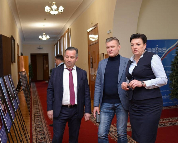 Владимир Сухарев посетил фотовыставку "Отец героя"