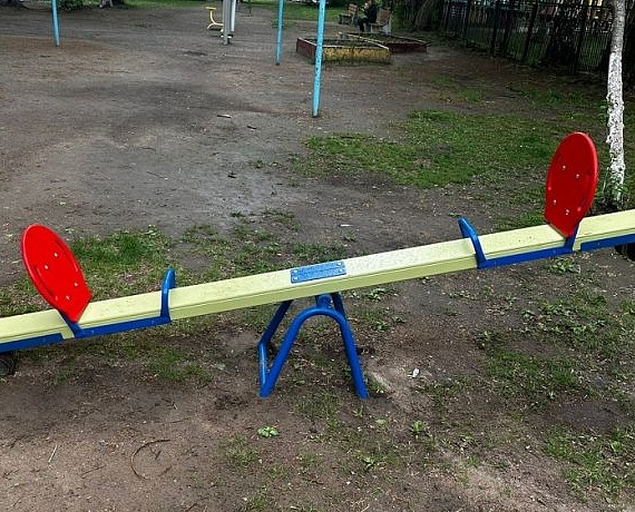 В новосибирском дворе завершена реконструкция детской площадки, средства выделил из своего фонда Вячеслав Илюхин