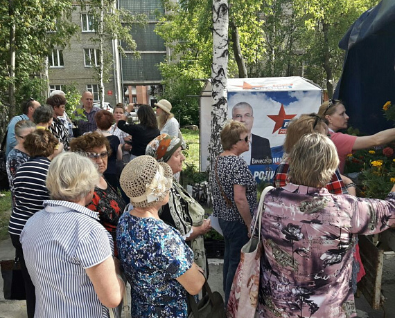 Партийцы провели акцию "Наша Родина — цветущий сад" в Новосибирске