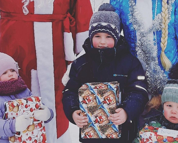 Кировские родинцы передали новогодние подарки сельским школьникам