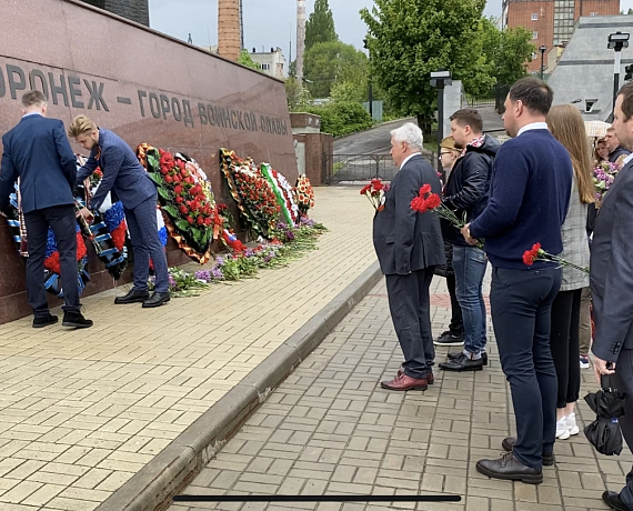 Воронежская "РОДИНА" возложила венок Памяти на "Чижовском плацдарме"