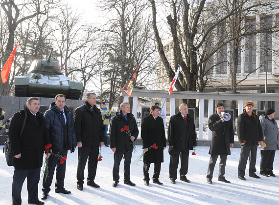Возложение цветов к Долгоруковскому обелиску и митинг у памятника воинам-освободителям Симферополя, 4 февраля 2014 г.