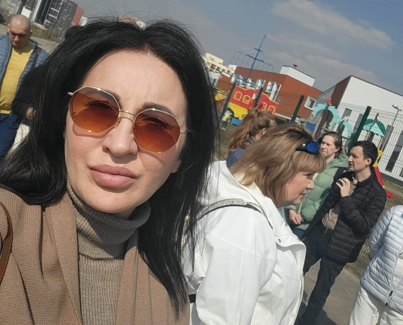 Инна Родина приняла участие в сходе жителей ЖК Город "В лесу", требующих постройки детсада