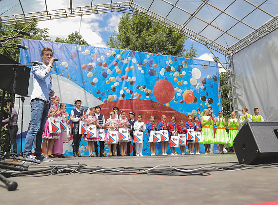 Дети из Донецка приняли участие в московском концерте, посвящённом Дню России, 12.06.15