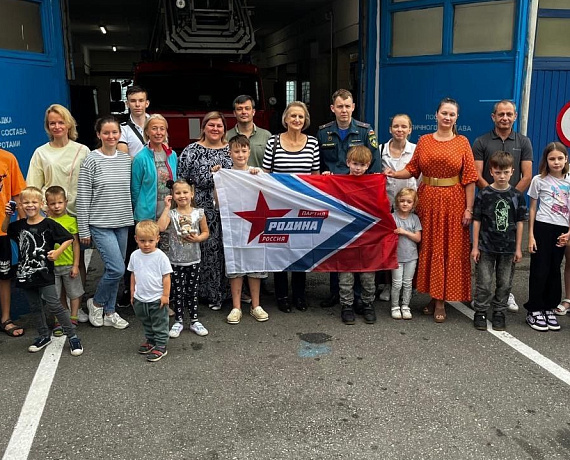 Кандидаты в депутаты от партии "РОДИНА" провели акцию "РОДИНА - ДЕТЯМ" в пожарной части МЧС Щелково