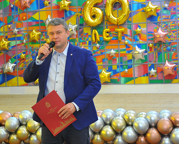 Валерий Барсук поздравил педагогов со знаменательным юбилеем