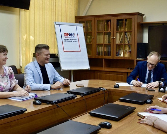 Кандидат в Губернаторы Астраханской области Владимир Сухарев сдал подписи